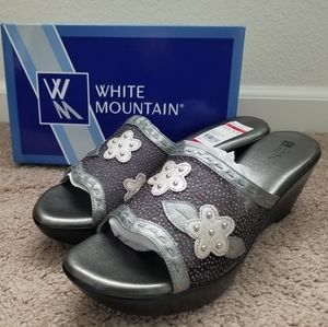 New White Mountain Platform Sandals